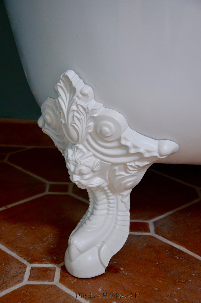 Baignoire font blanc pied lion hannah elizabeth interior design