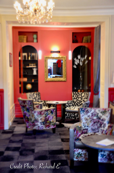 Bar hotel mur rouge moquette pave hannah elizabeth interior design