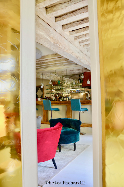 Bar salon contemporain design poutres a la chaux hannah elizabeth interior design