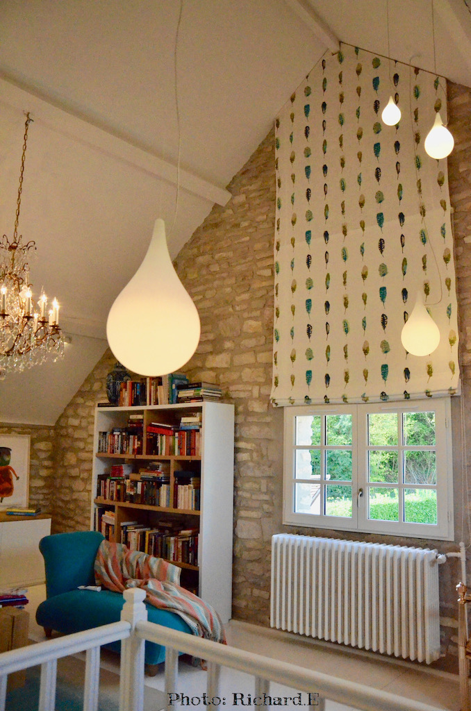 Bibliotehque store plume plafond cathedral sol blanc hannah elizabeth interior design