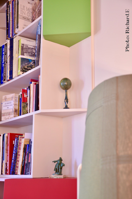 Bibliotheque angle sur mesure rouge gris vert hannah elizabeth interior design