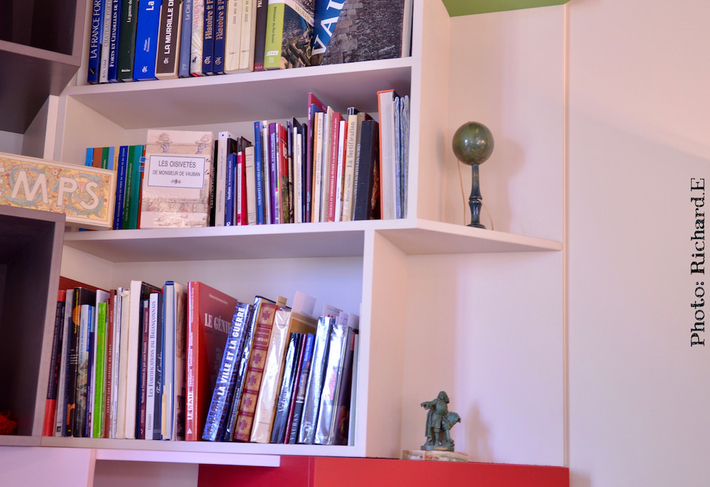 Bibliotheque sur mesure rouge vert angle hannah elizabeth interior design