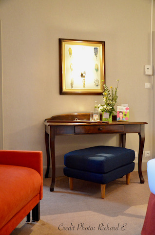 Bureau chambre hotel chauffeuse orange pouf bleu liseuse hannah elizabeth interior deisgn