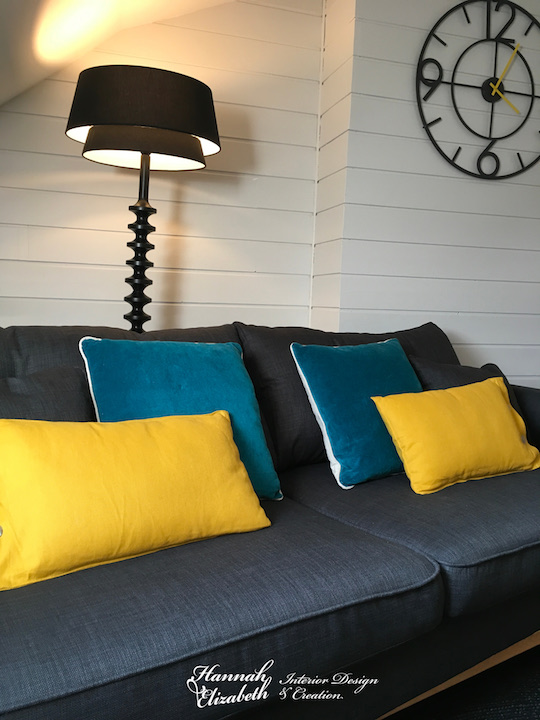 Canape avec coussins bleu canard jaune horloge et lampadaire