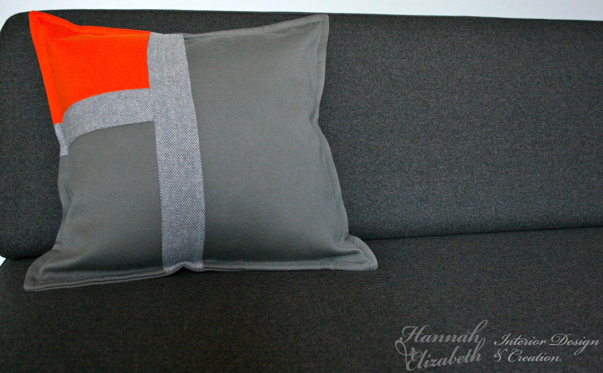 Canape gris avec coussin gris et orange