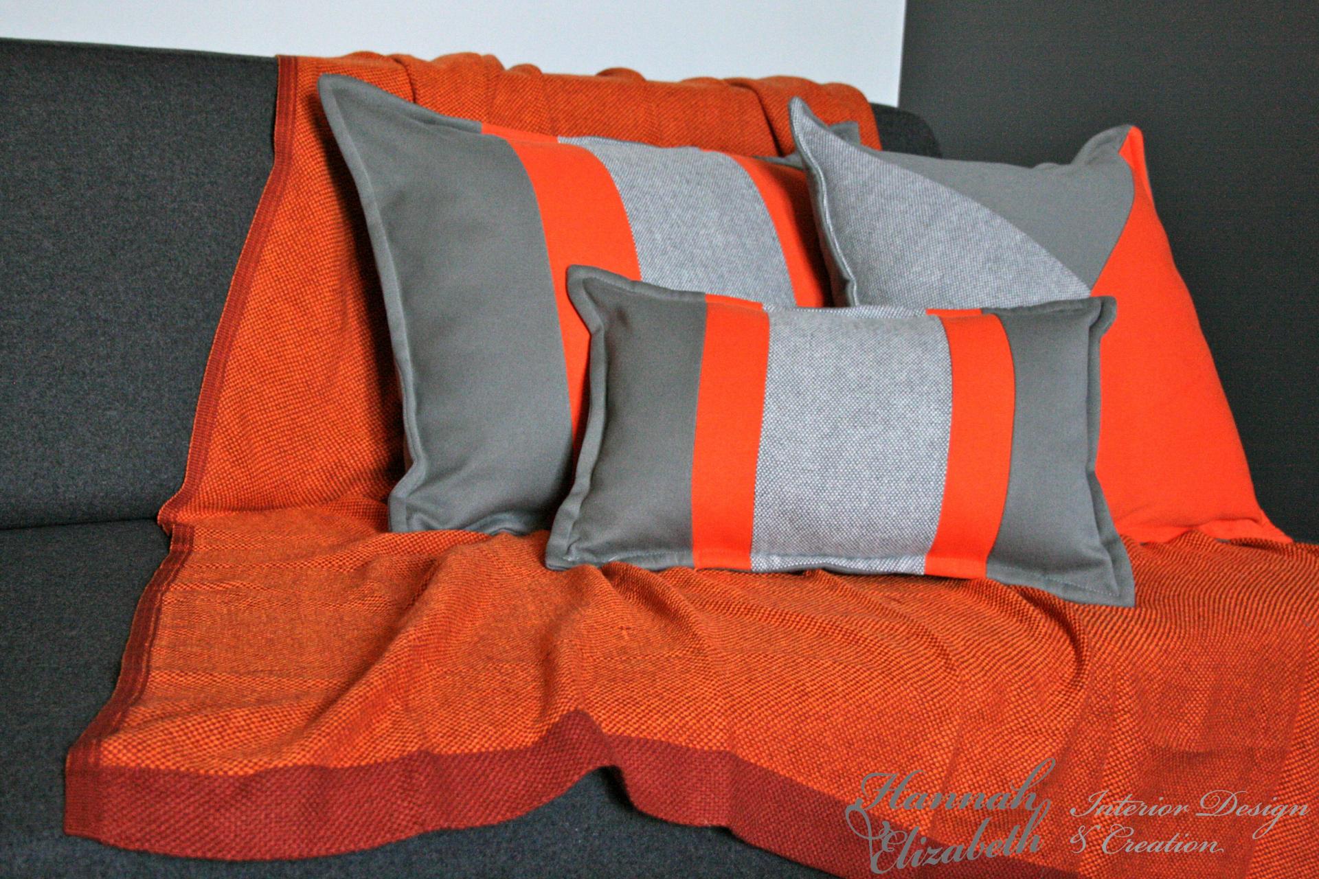 Canape gris plaid orange coussins gris et orange