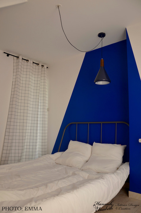 Chambre mur bleu coin lit