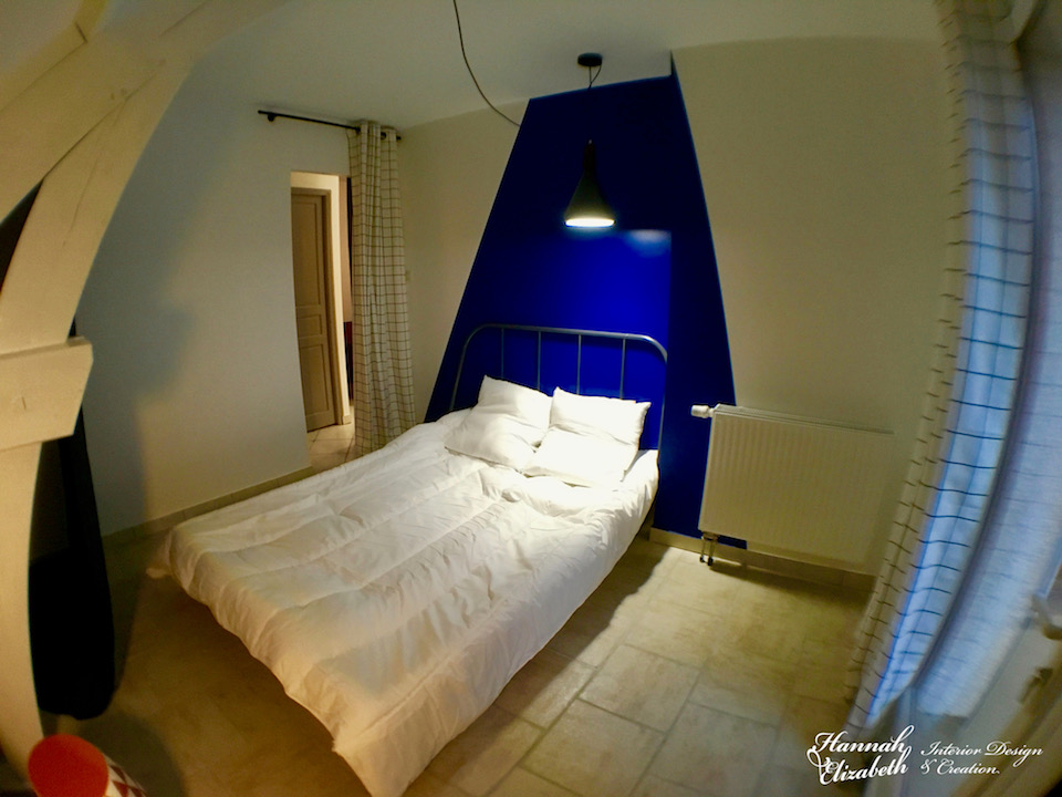 Chambre mur triangle bleu