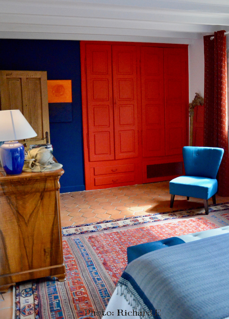 Chambre tomettes mur bleu rouge hannah elizabeth interior design