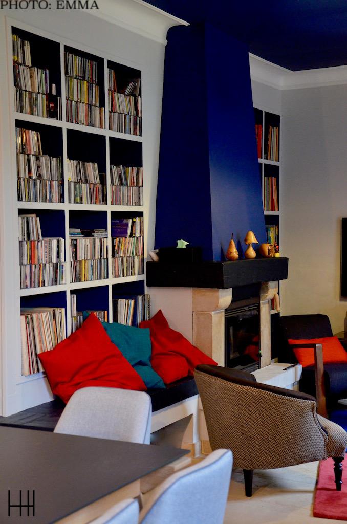 Cheminee bleu plafond bleu salon coussins rouge hannah elizabeth interior design