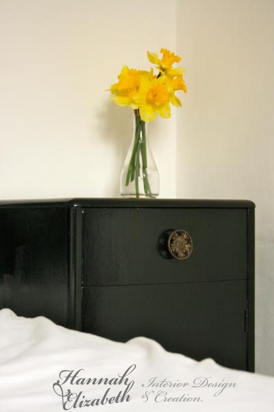 Chevet noir mur blanc jonquilles chambre