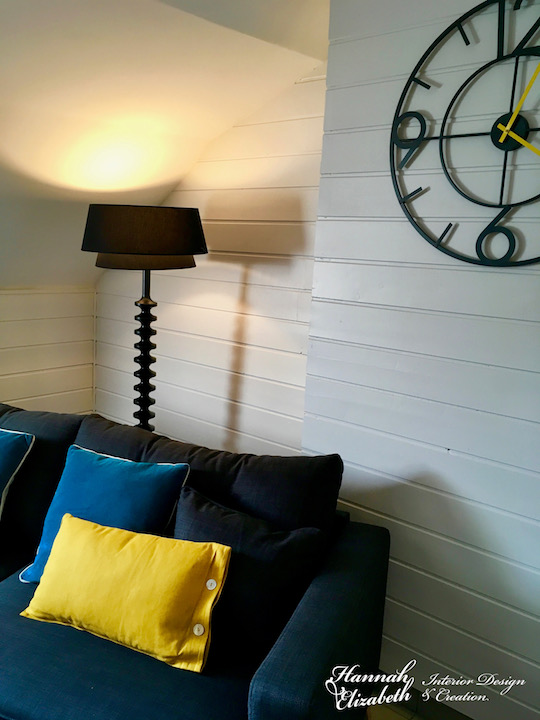 Coin canape avec coussins lampadaire et horloge gris jaune