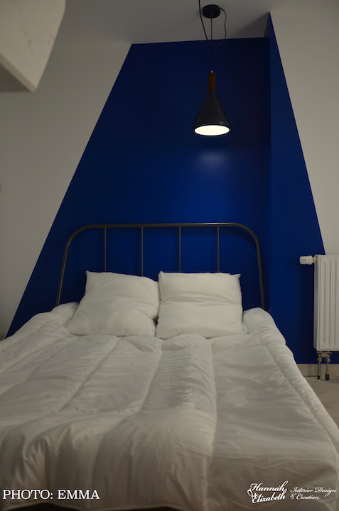 Coin lit mur bleu triangle