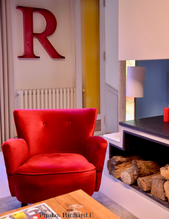 Coin salon fauteuil rouge cheminee contemporain renovation maison hannah elizabeth interior design