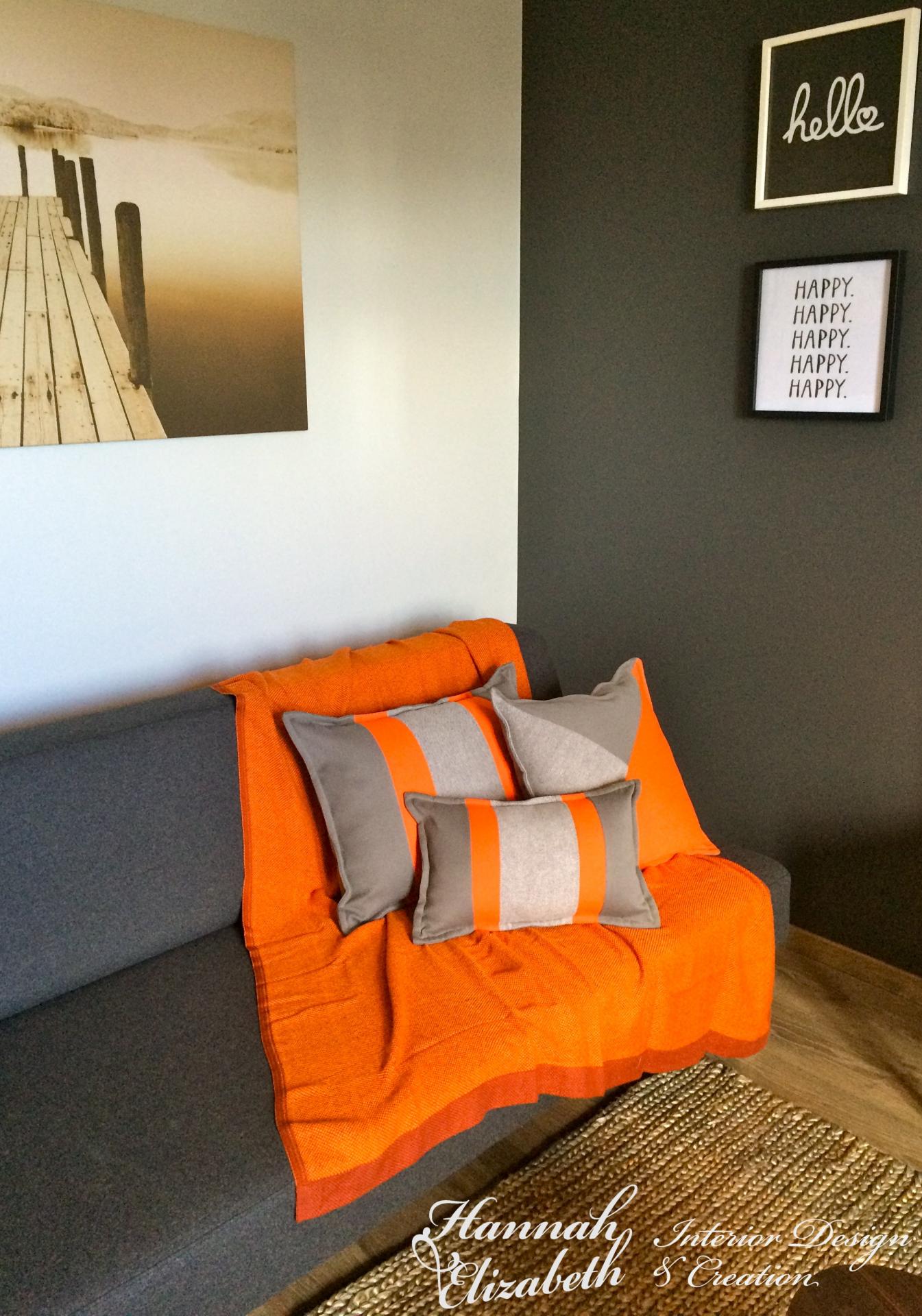 Coin salon gris et orange canape et coussins