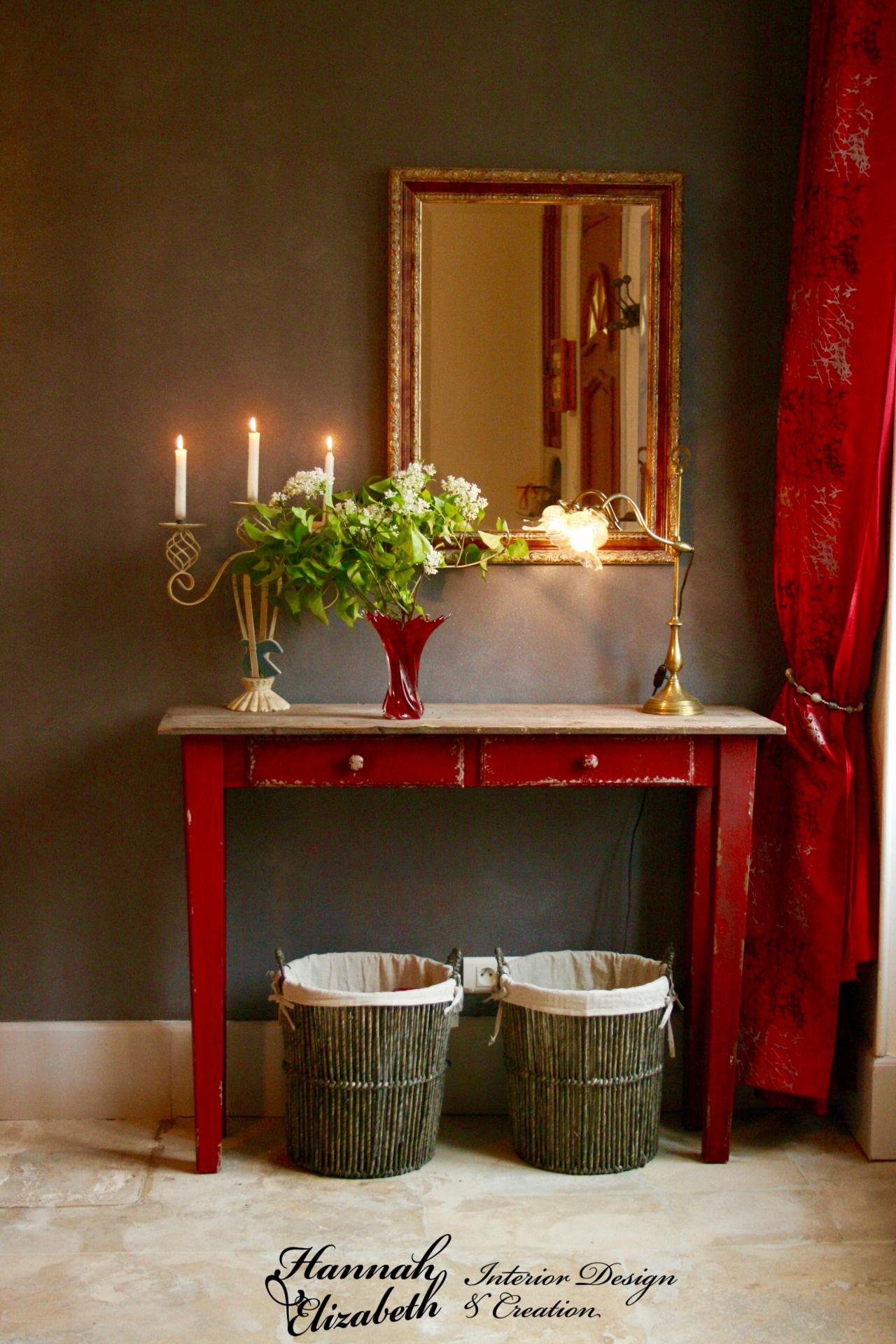 Console rouge mur gris paniers entree