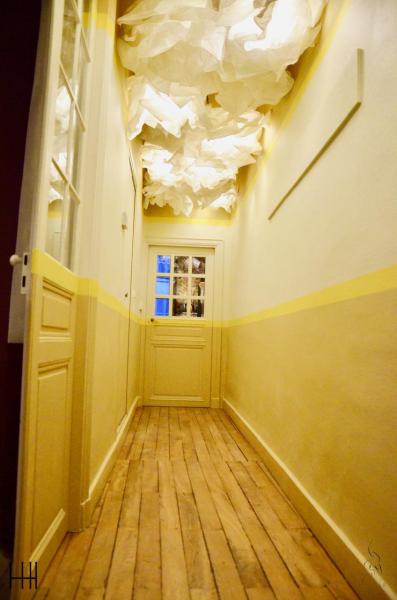 Couloir nuage ligne jaune hannah elizabeth interior design 1