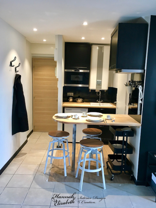 Cuisine et entree appartement studio noir blanc bois