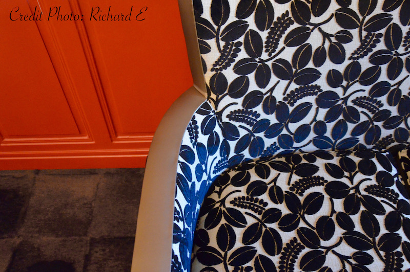 Detail fauteuil tissu feuilles noir soubassement rouge moquette gris hannah elizabeth interior design