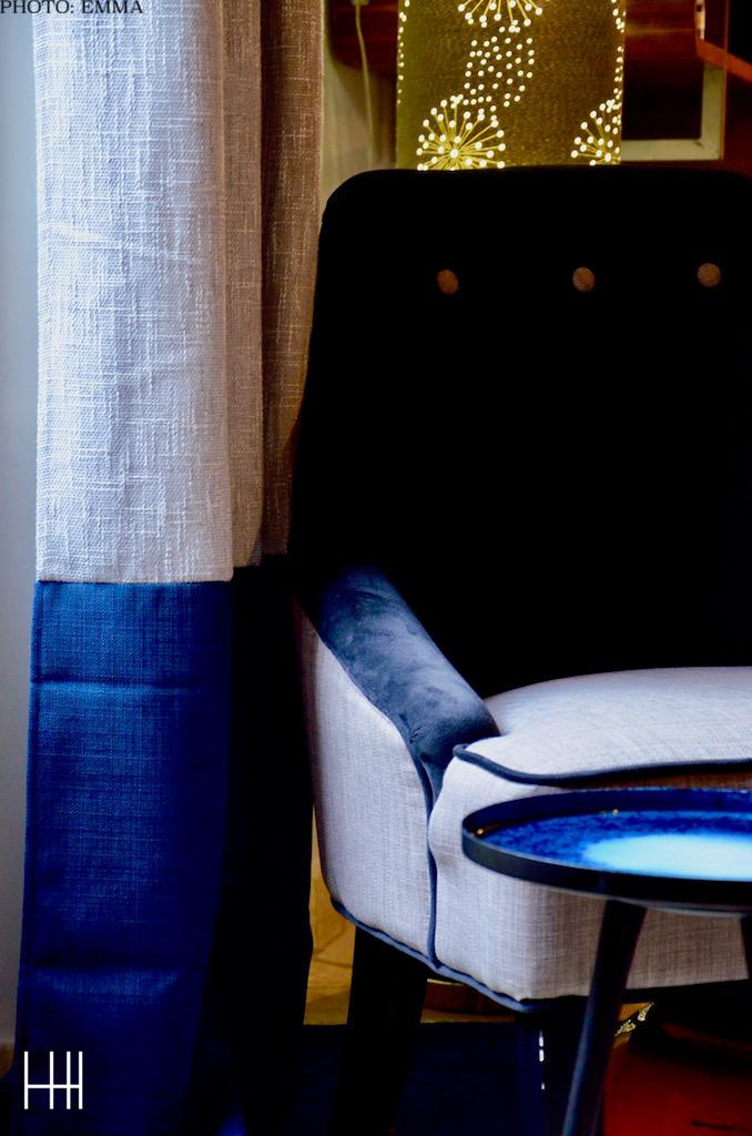 Fauteuil bleu velours rideaux bicoleur bleu et nature salon hannah elizabeth interior design