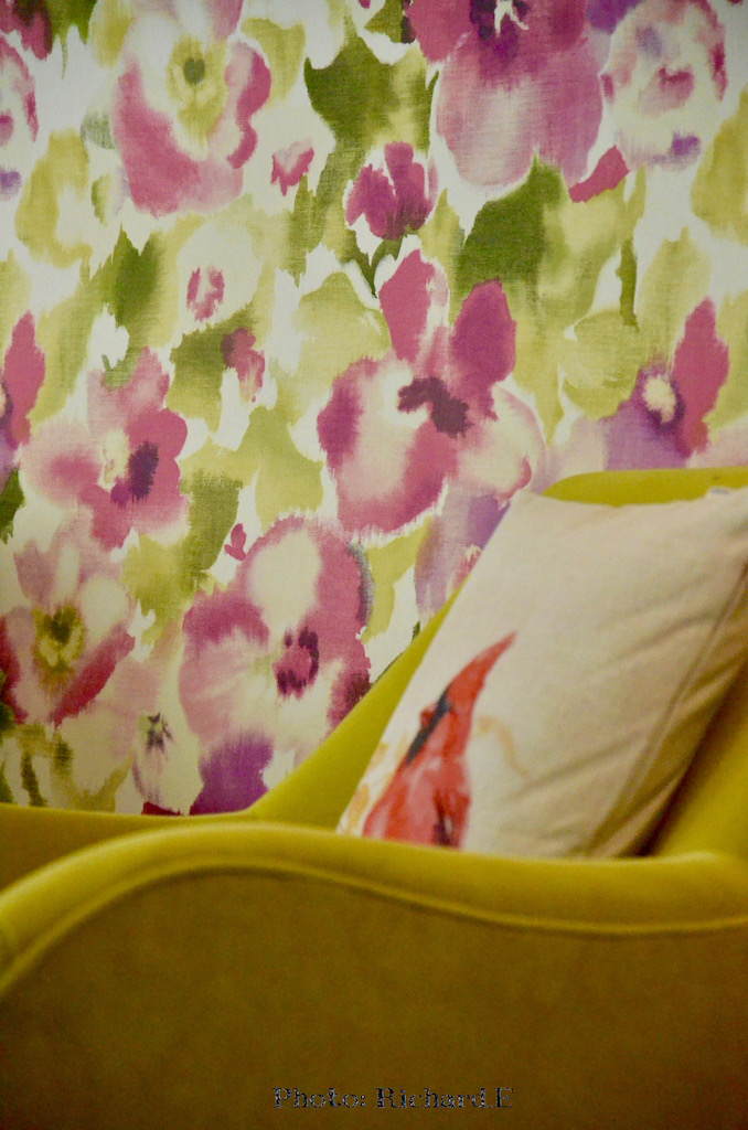 Fauteuil jaune coussin oiseau papier peint fleurs rose hannah elizabeth interior design