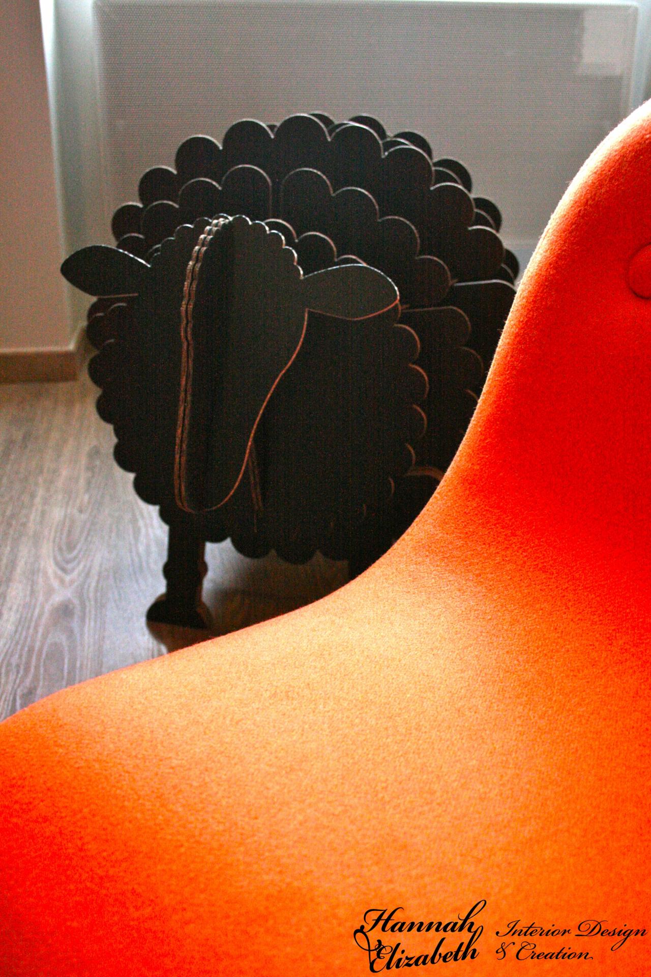 Fauteuil orange parquet