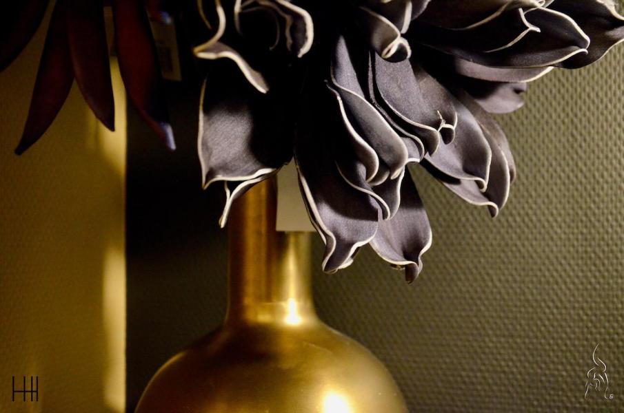 Fleur vase mur noir beige hannah elizabeth interior design