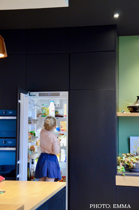 Frigo encastre cuisine noir vert bois hannah elizabeth interior design