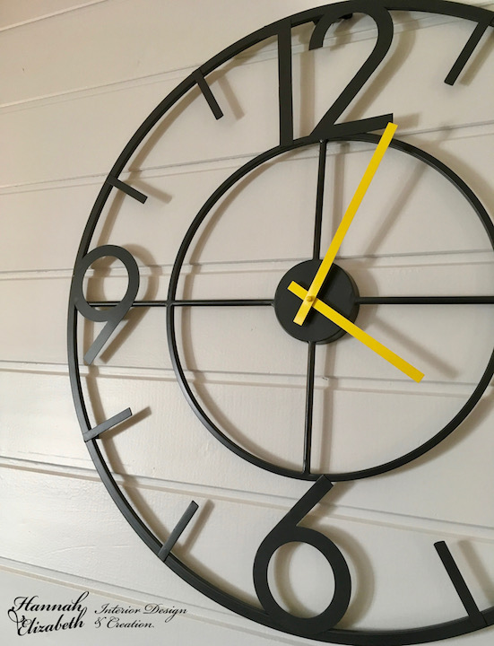 Horloge gris et jaune