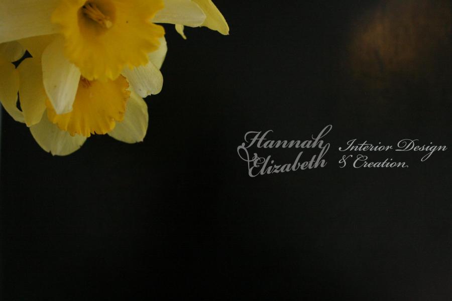 Jonquilles sur chevet noir hannahelizabethinteriordesign