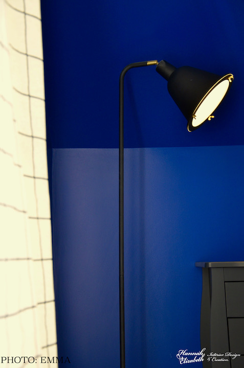Lampadaire chambre coin mur bleu
