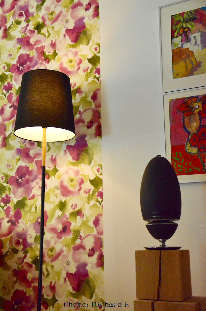 Lampadaire noir bois clair papier peint rose aquarelle hannah elizabeth interior design