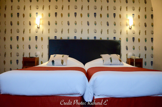 Lit double hotel velours bleu orange plume hannah elizabeth interior design