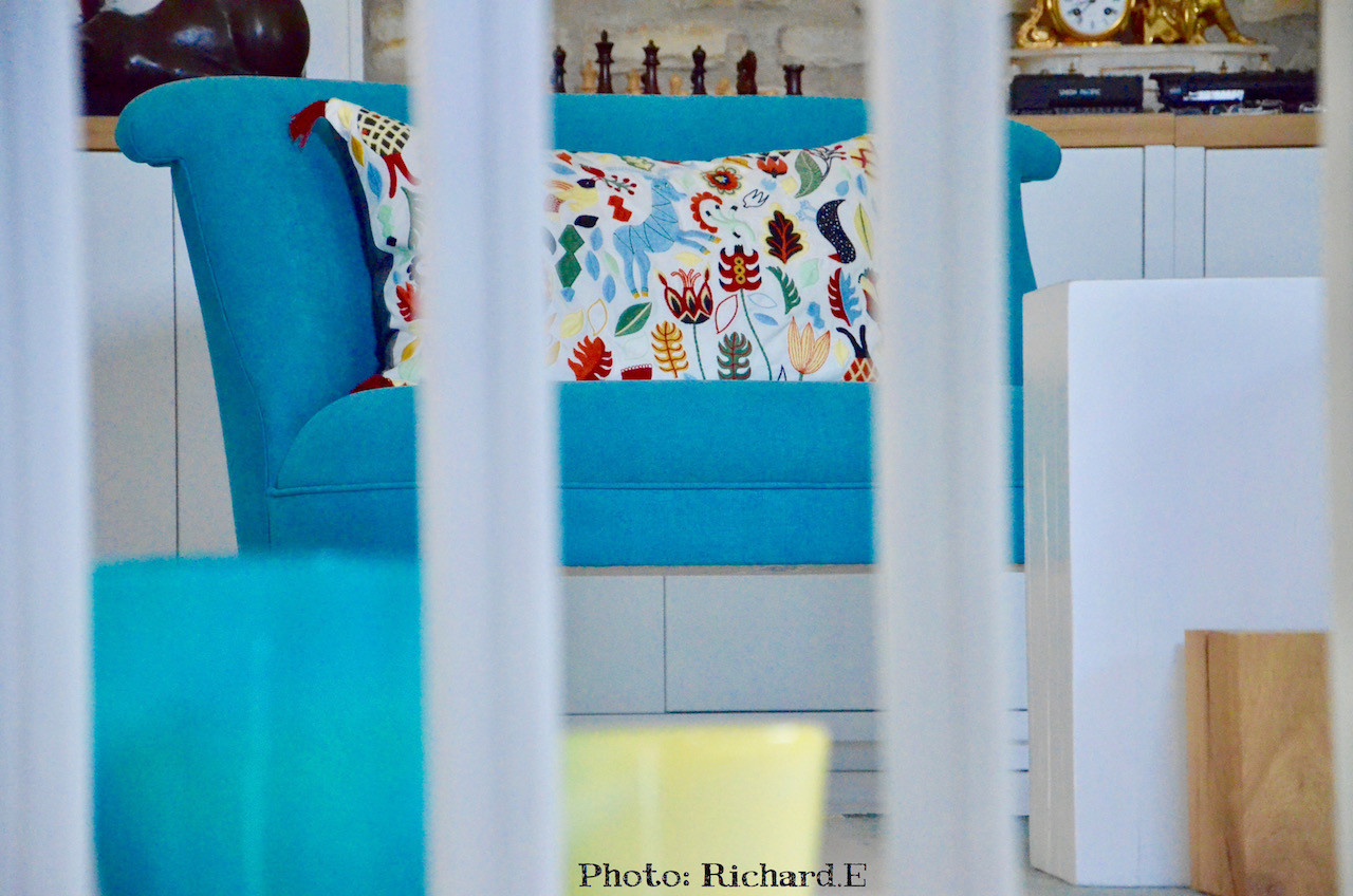 Loveseat bleu hannah elizabeth interior design