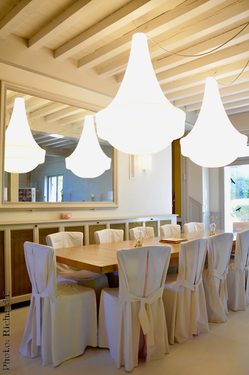 Lustre contemporain salle a manger blanc hannah elizabeth interior design