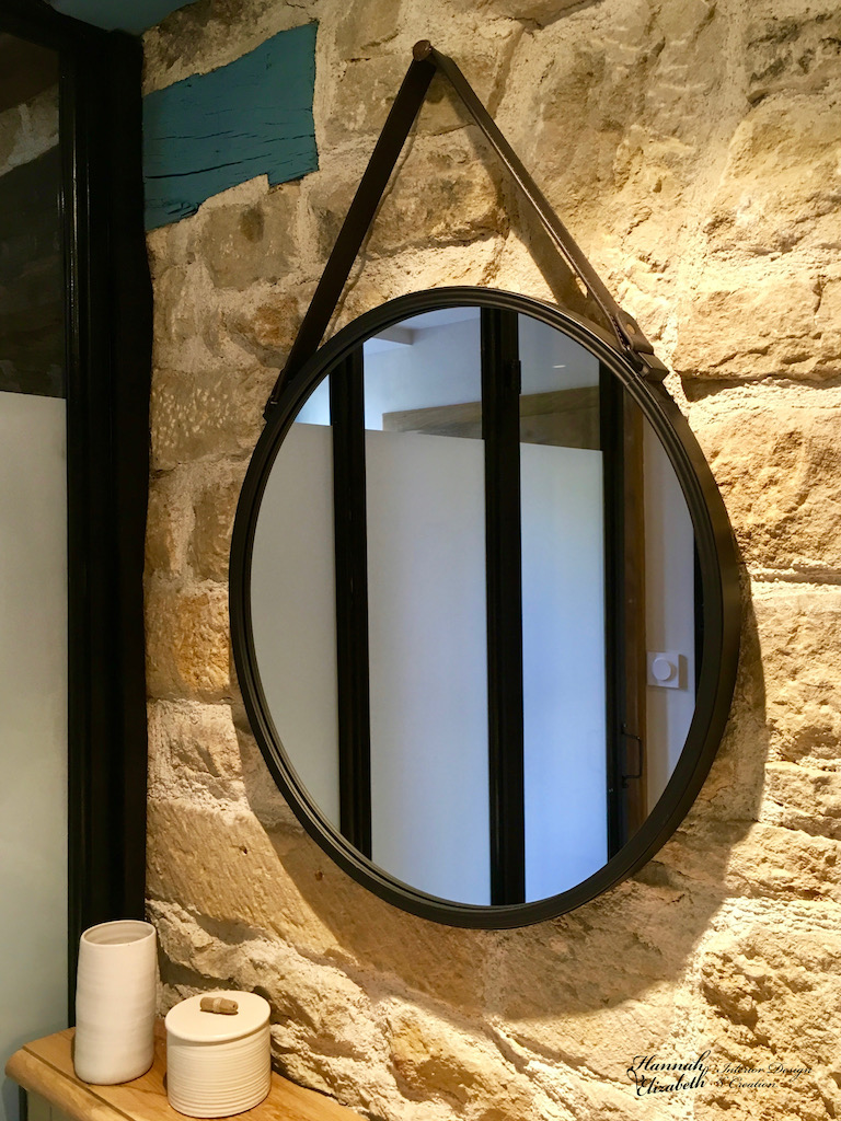 Miroir rond noir mur pierre salle de bain hannah elizabeth interior design