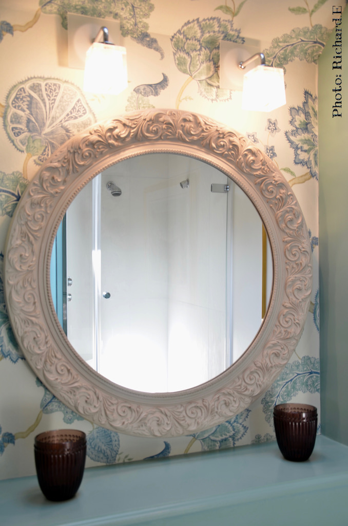 Miroir rond salle de bain papier peint vert deau hannah elizabeth interior design