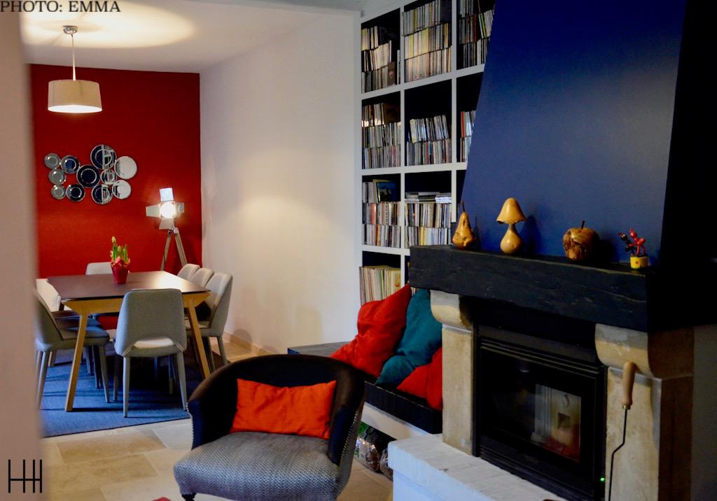 Mur rouge miroirs rond salle a manger salon bleu hannah elizabeth interior design