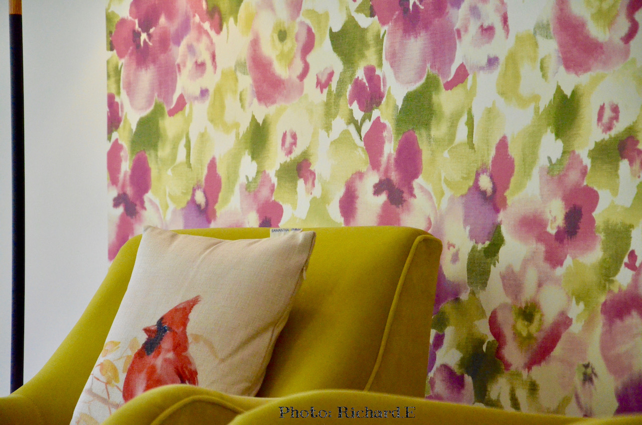 Papier peint rose vert fauteuils jaune hannah elizabeth interior design