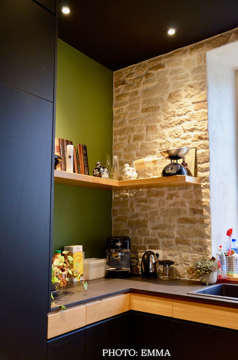 Plan travail noir tiroirs bois mur vert et pierre hannah elizabeth interior design