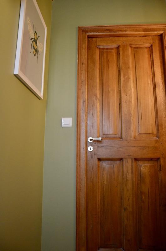 Porte bois mur vert hannah elizabeth interior design