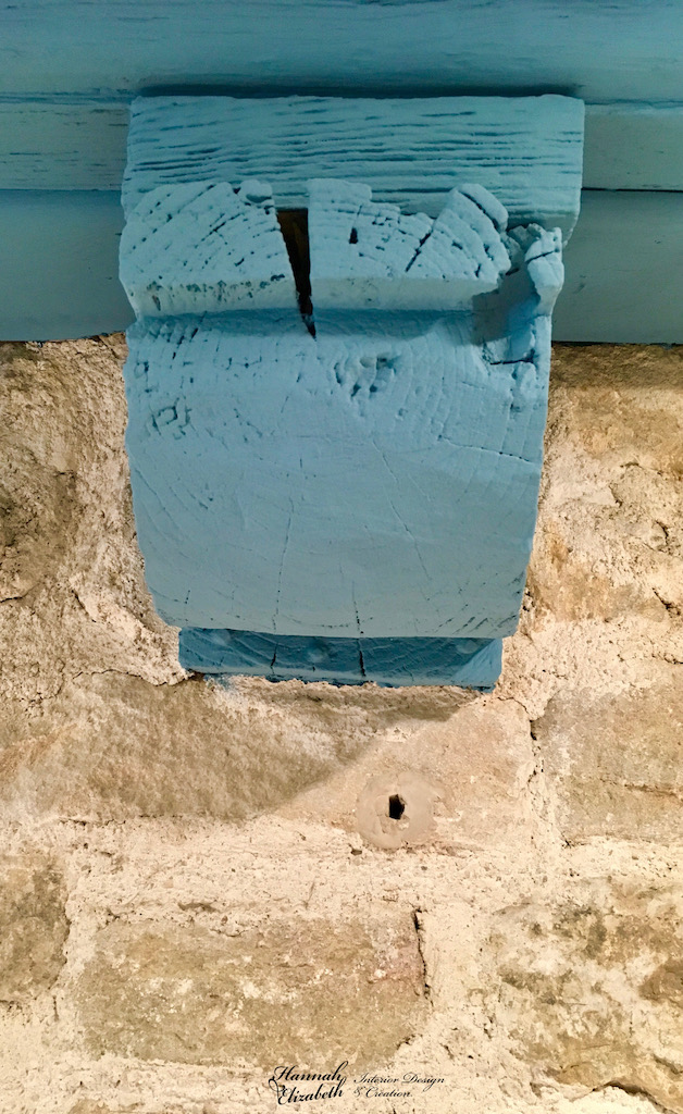 Poutres bleu mur pierre salle de bain hannah elizabeth interior design