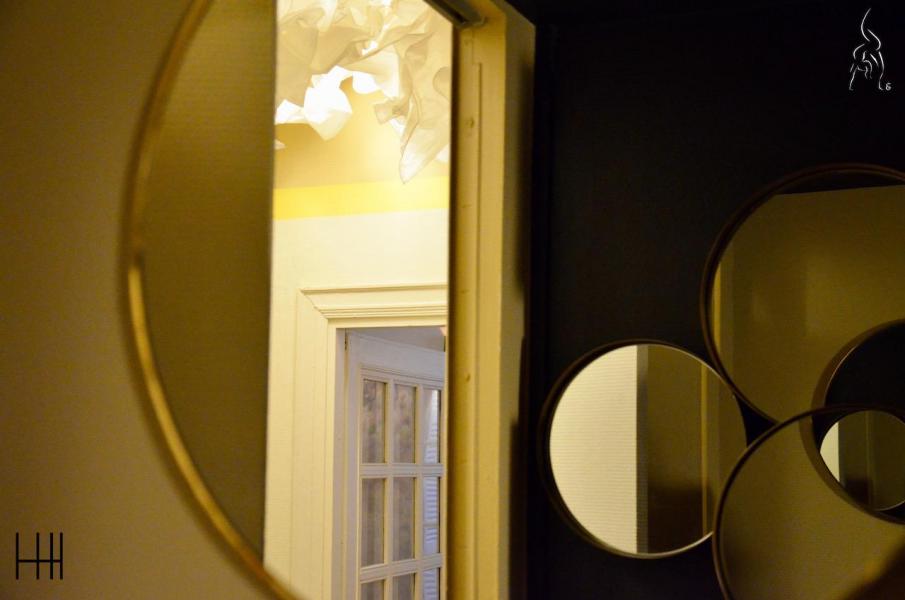 Reflet nuage miroirs wc noir hannah elizabeth interior design