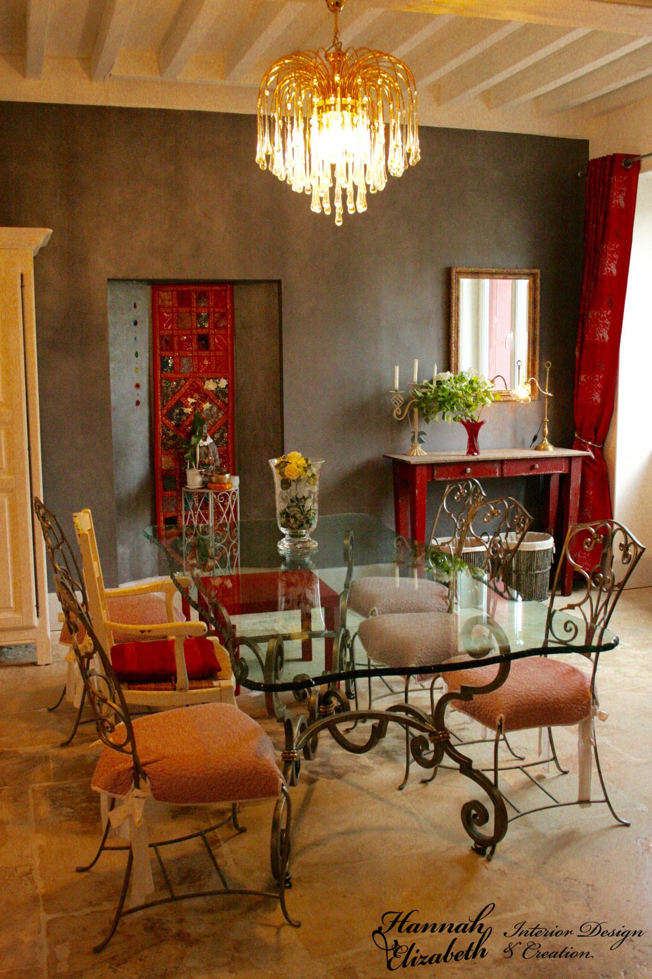 Salle a manger dalles bourgogne tenture et console rouge