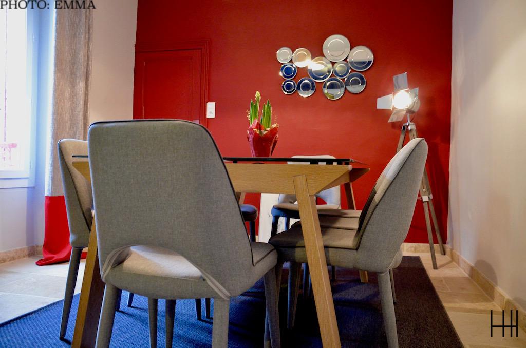 Salle a manger mur rouge table bois hannah elizabeth interior design