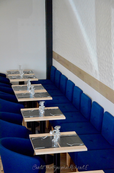 Salle brasserie banquette faience relief parquet bleu gris blanc