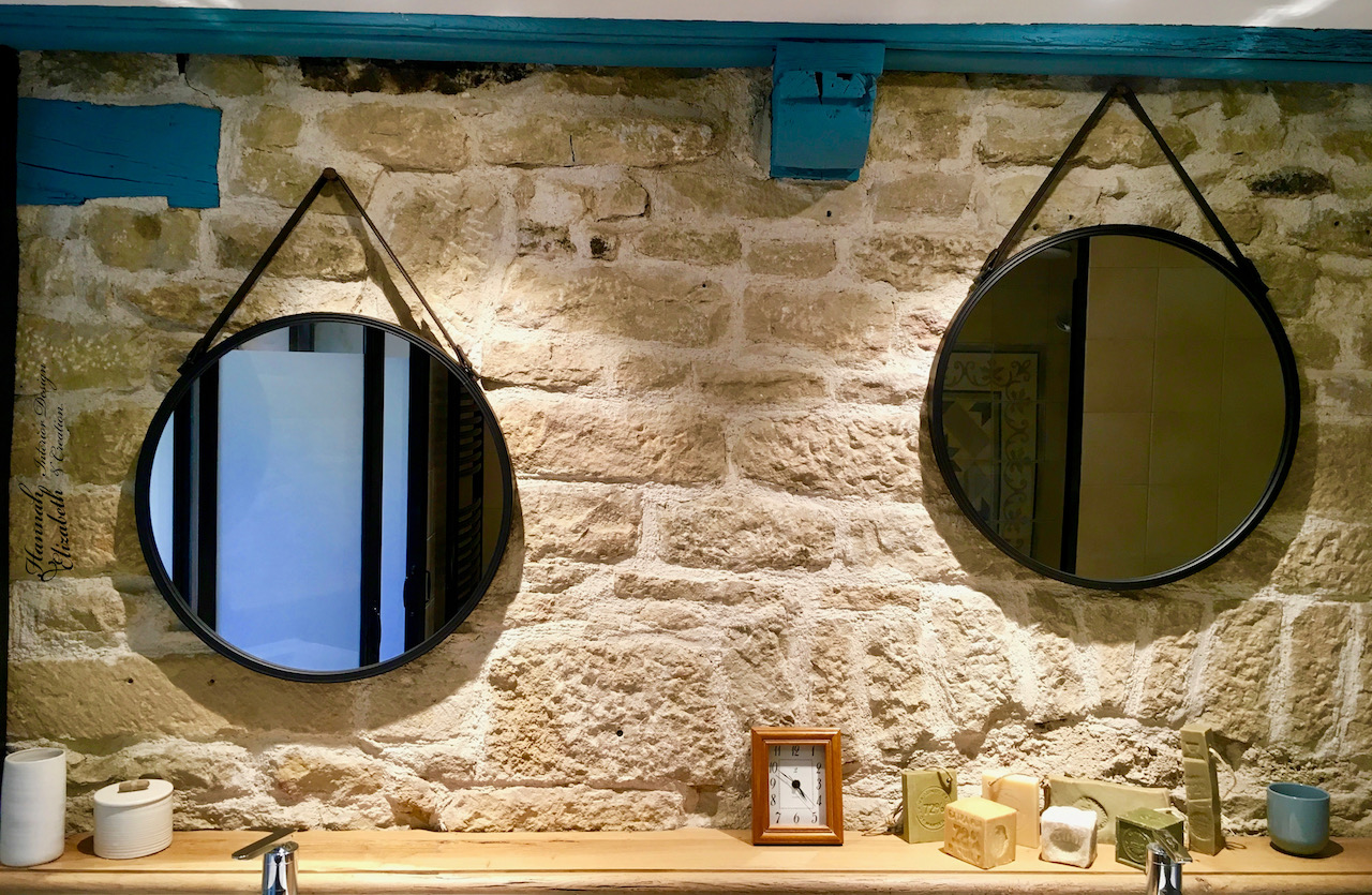 Salle de bain mur pierre miroir rond poutre bleu hannah elizabeth interior design
