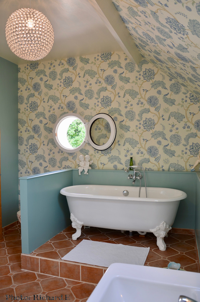 Salle de bain sous rampant tomettes hannah elizabeth interior design