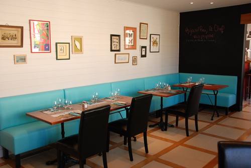 Salle restaurant avec banquette bleu