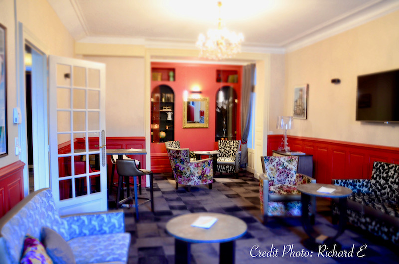 Salon bar hotel soubassement rouge moquette pave gris noir hannah elizabeth interior design